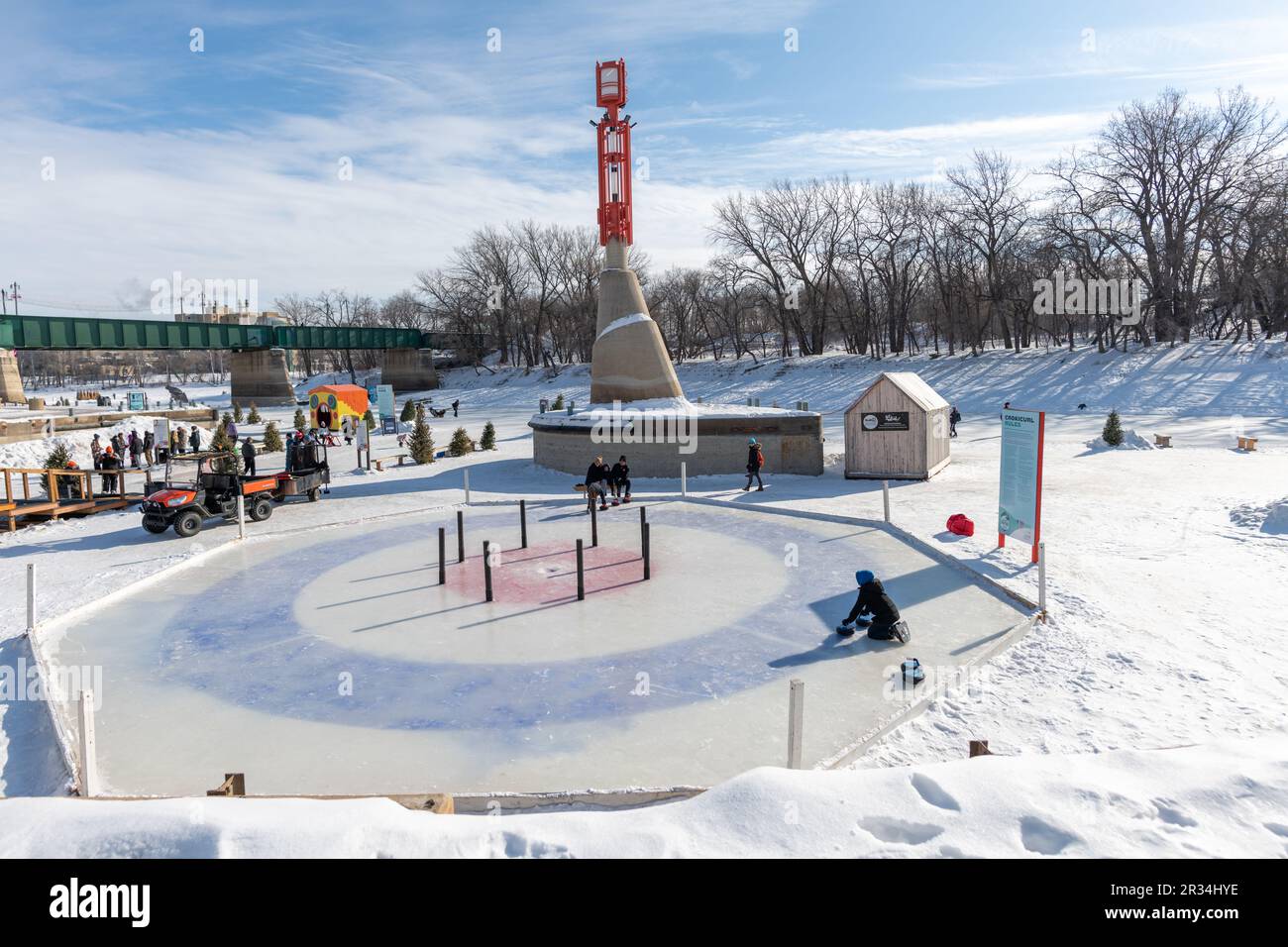 La gente che si gode la pista Crokicurl al Forks a Winnipeg, Manitoba, Canada in inverno. Foto Stock