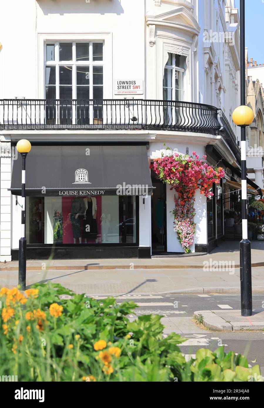Installazioni floreali sul tema di 'Into the Wild' in Lowndes Street per Belgravia in Bloom 2023, in coincidenza con il Chelsea Flower Show, a SW London, Regno Unito Foto Stock