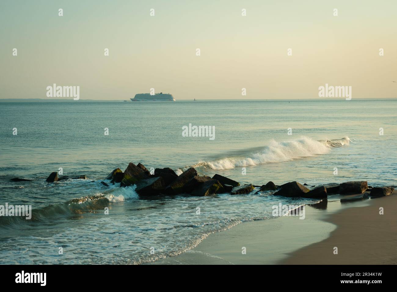 Onde che si schiantano sulle rocce in spiaggia, Coney Island, Brooklyn, New York Foto Stock