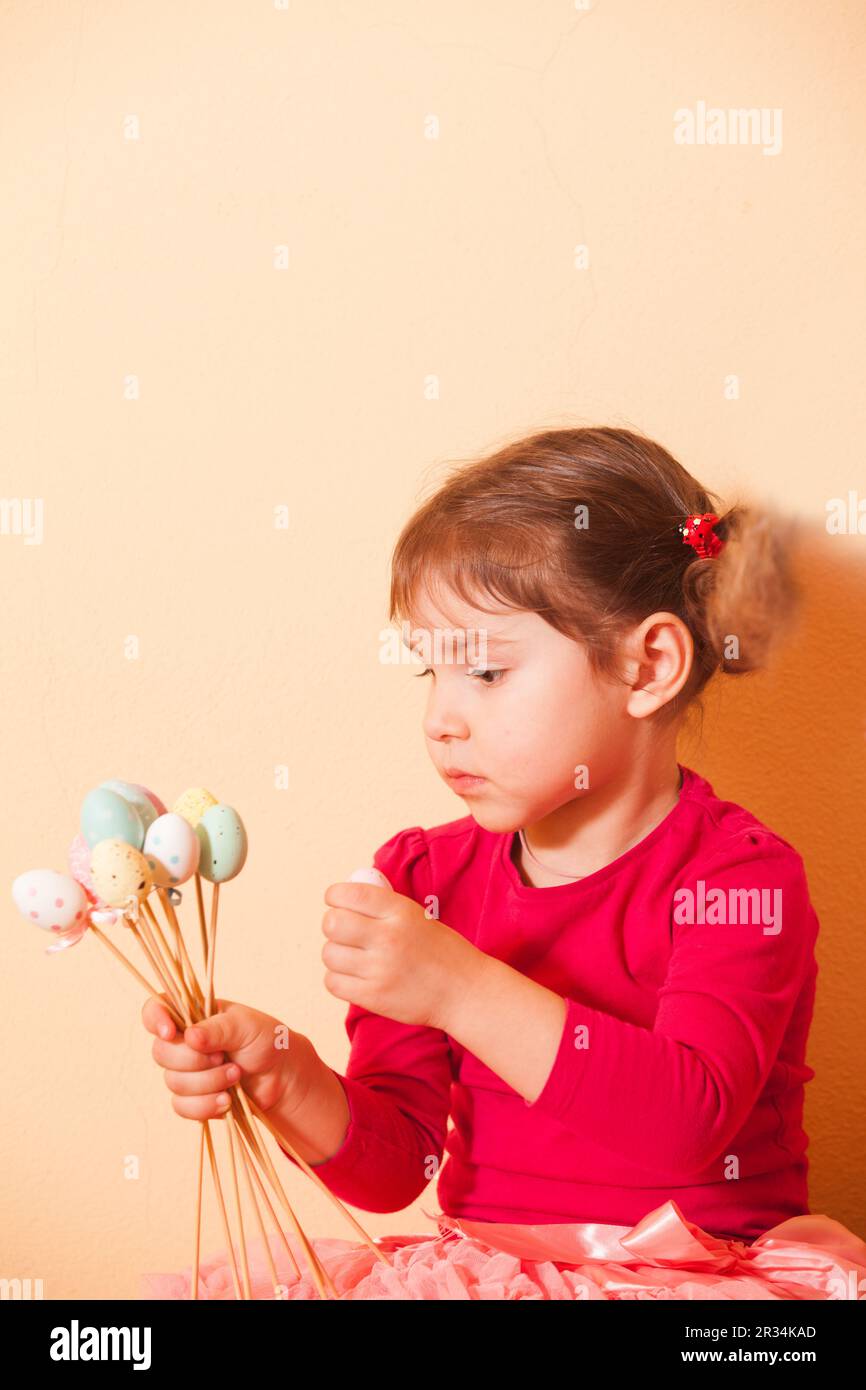 Ragazze su un uovo di Pasqua Caccia Foto Stock