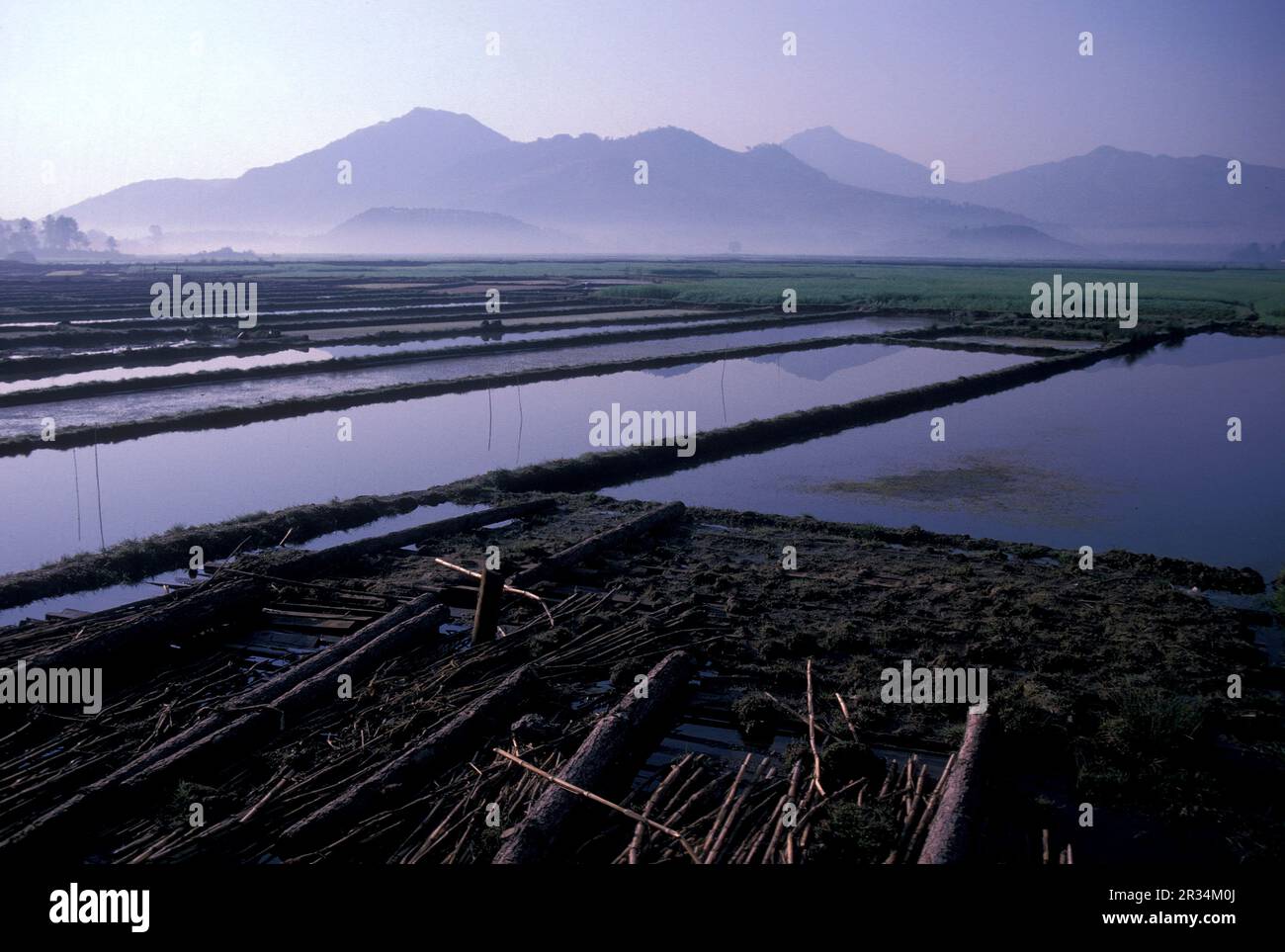 Agricoltura e paesaggio nella città di Dalì sul lago Er Hai nella provincia di Yunnan in Cina nell'Asia orientale. Cina, Yunnan, aprile 1996 Foto Stock