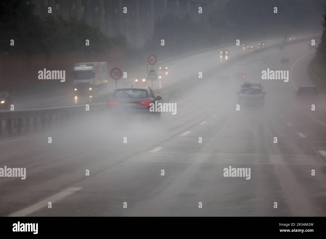 Traffico in autostrada sotto la pioggia Foto Stock
