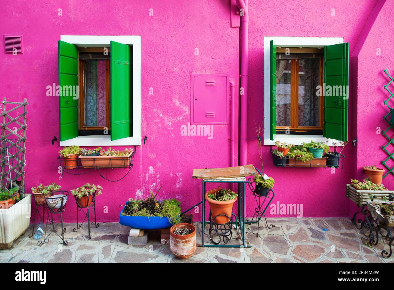 Pittoresca casa rosa a Burano, Venezia, Italia Foto Stock