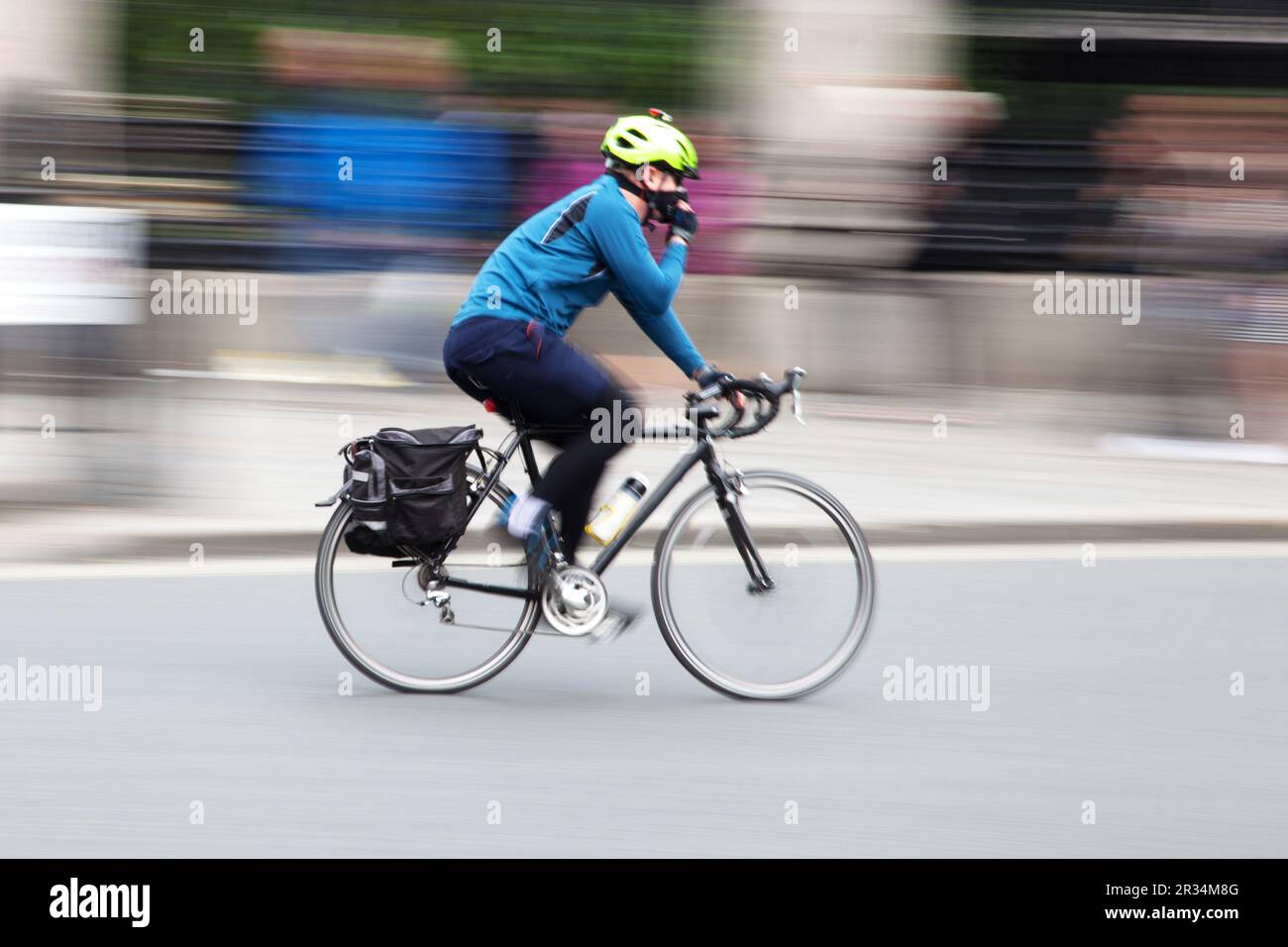 Ciclista nel traffico cittadino in movimento sfocato Foto Stock