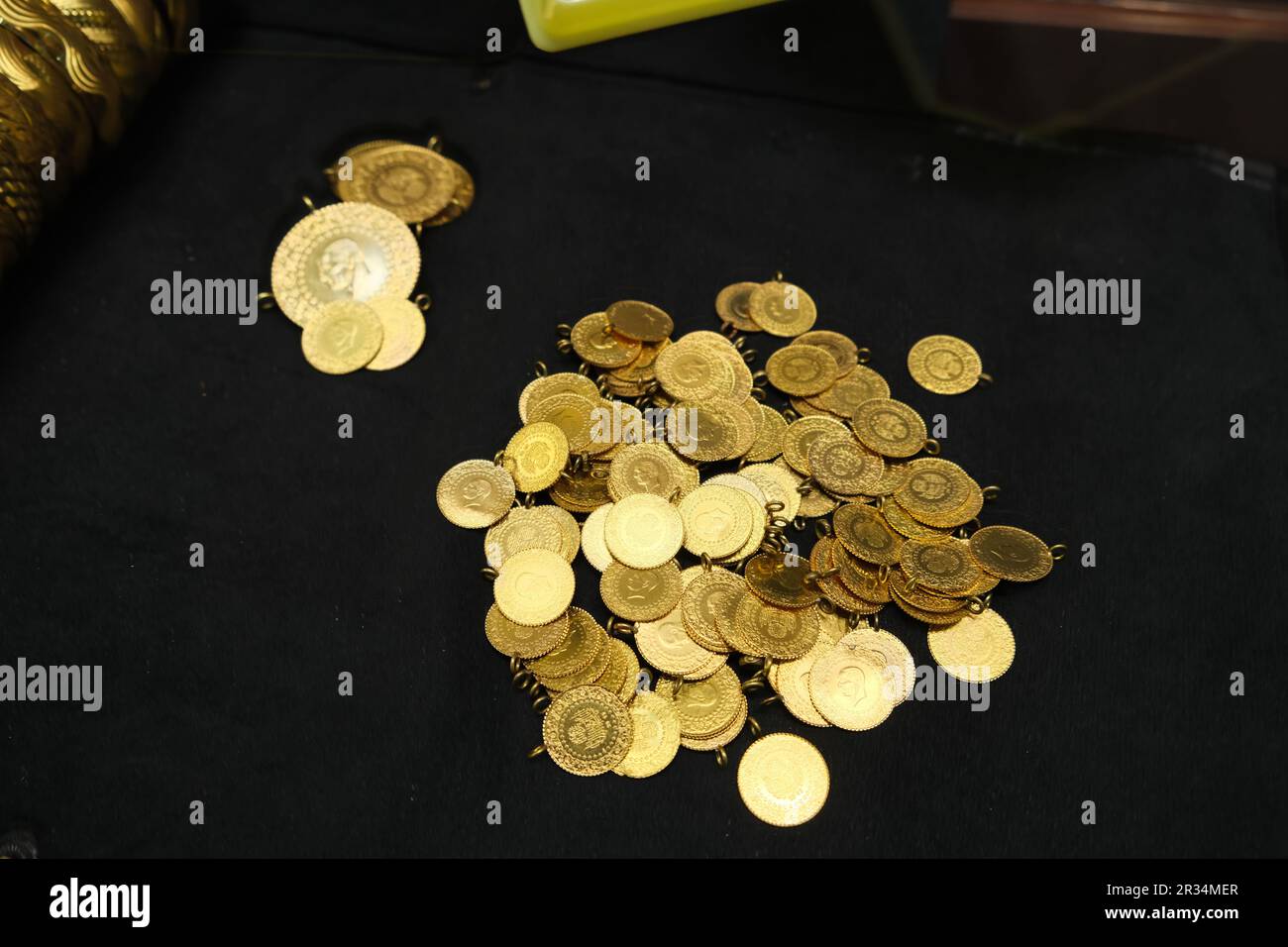 Monete d'oro turche su sfondo nero. Idea foto concetto monete d'oro turche. Foto Stock