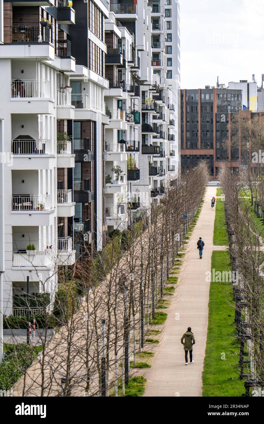 Moderno quartiere residenziale lungo Toulouser Allee, alti edifici con appartamenti e uffici, su ex siti ferroviari, stazione merci, industriale esta Foto Stock