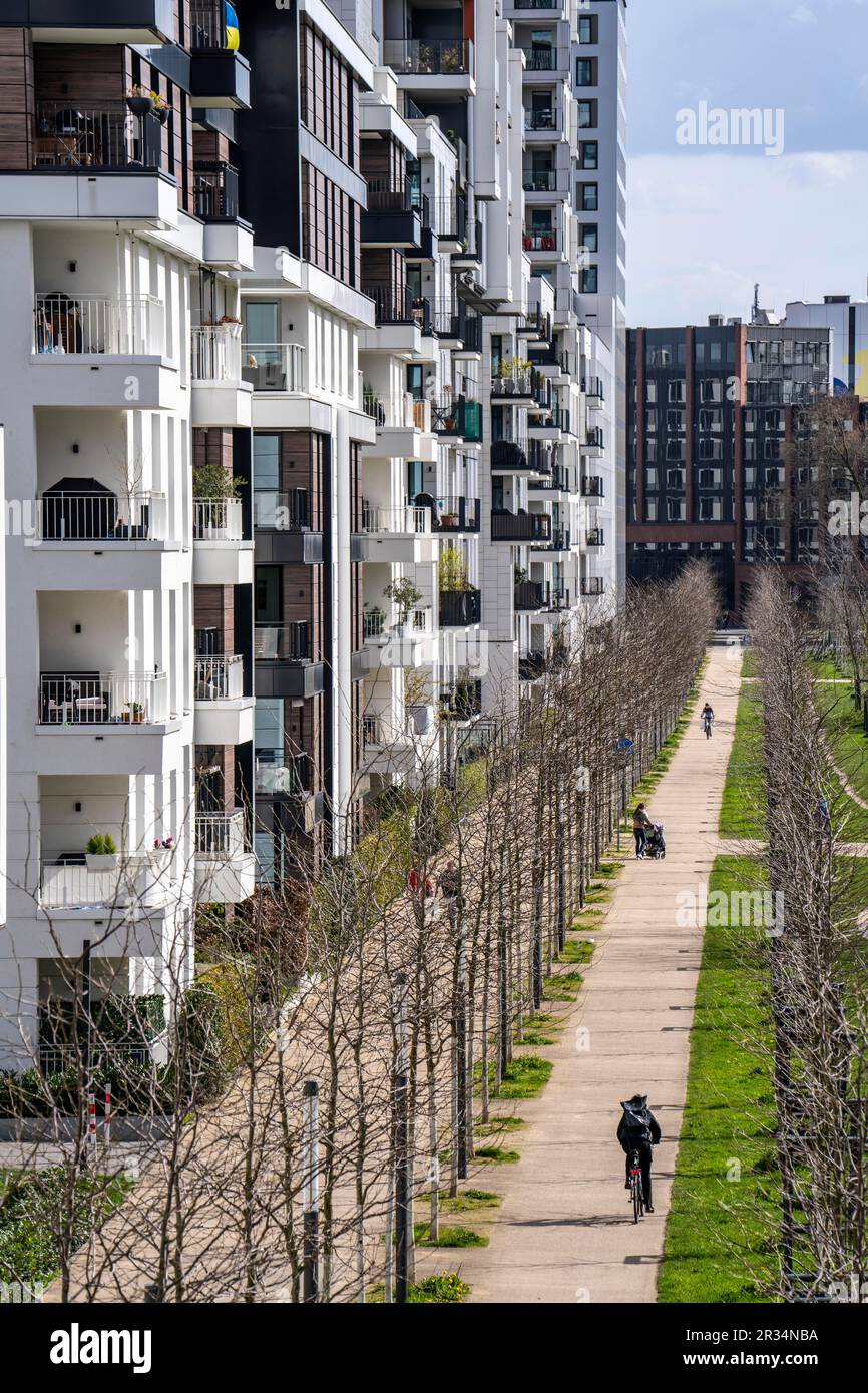 Moderno quartiere residenziale lungo Toulouser Allee, alti edifici con appartamenti e uffici, su ex siti ferroviari, stazione merci, industriale esta Foto Stock