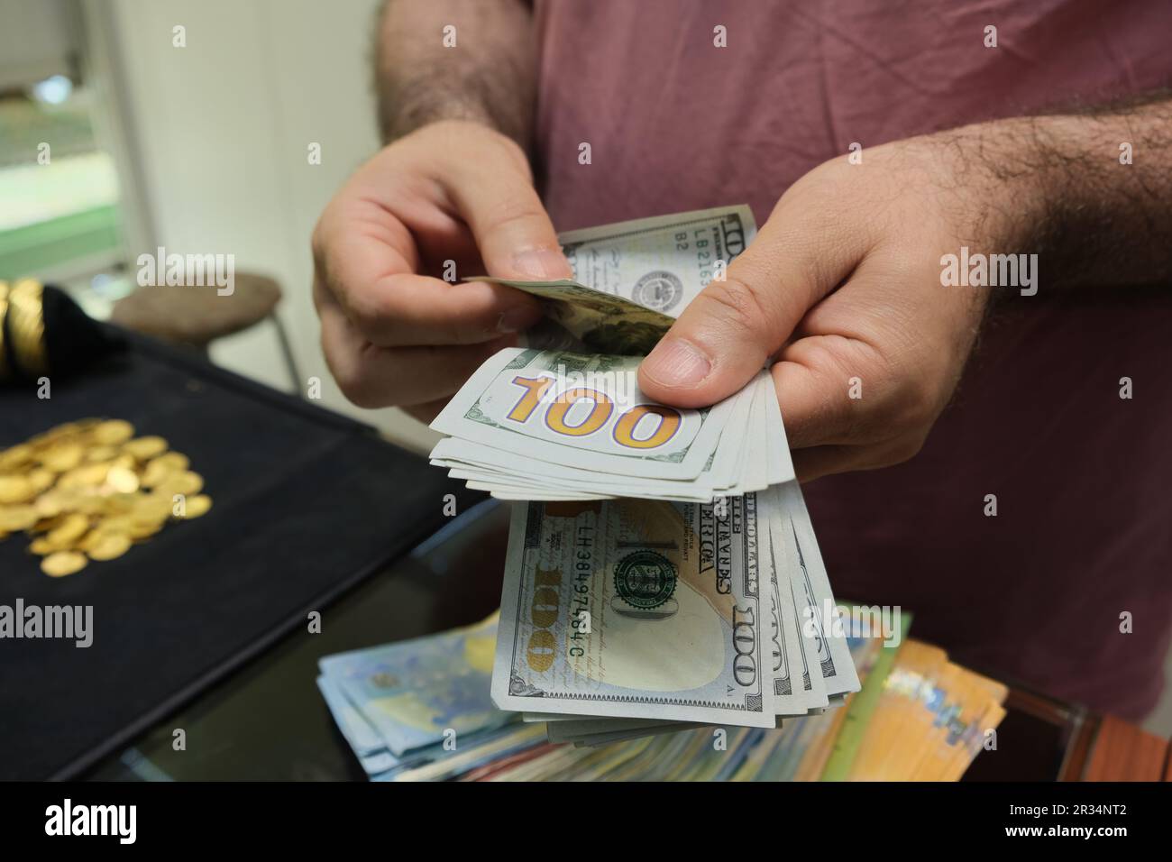 Uomo d'affari che conta denaro contante in dollari. Business crisi finanziaria dollaro concetto. Foto Stock