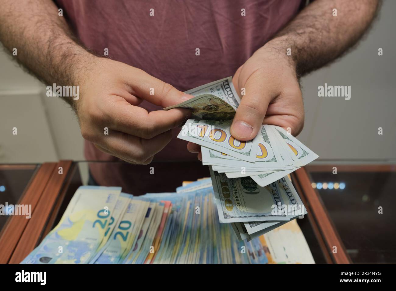 Uomo che conta denaro contante. Uomo d'affari che conta dollari. Business crisi finanziaria dollaro concetto. Foto Stock