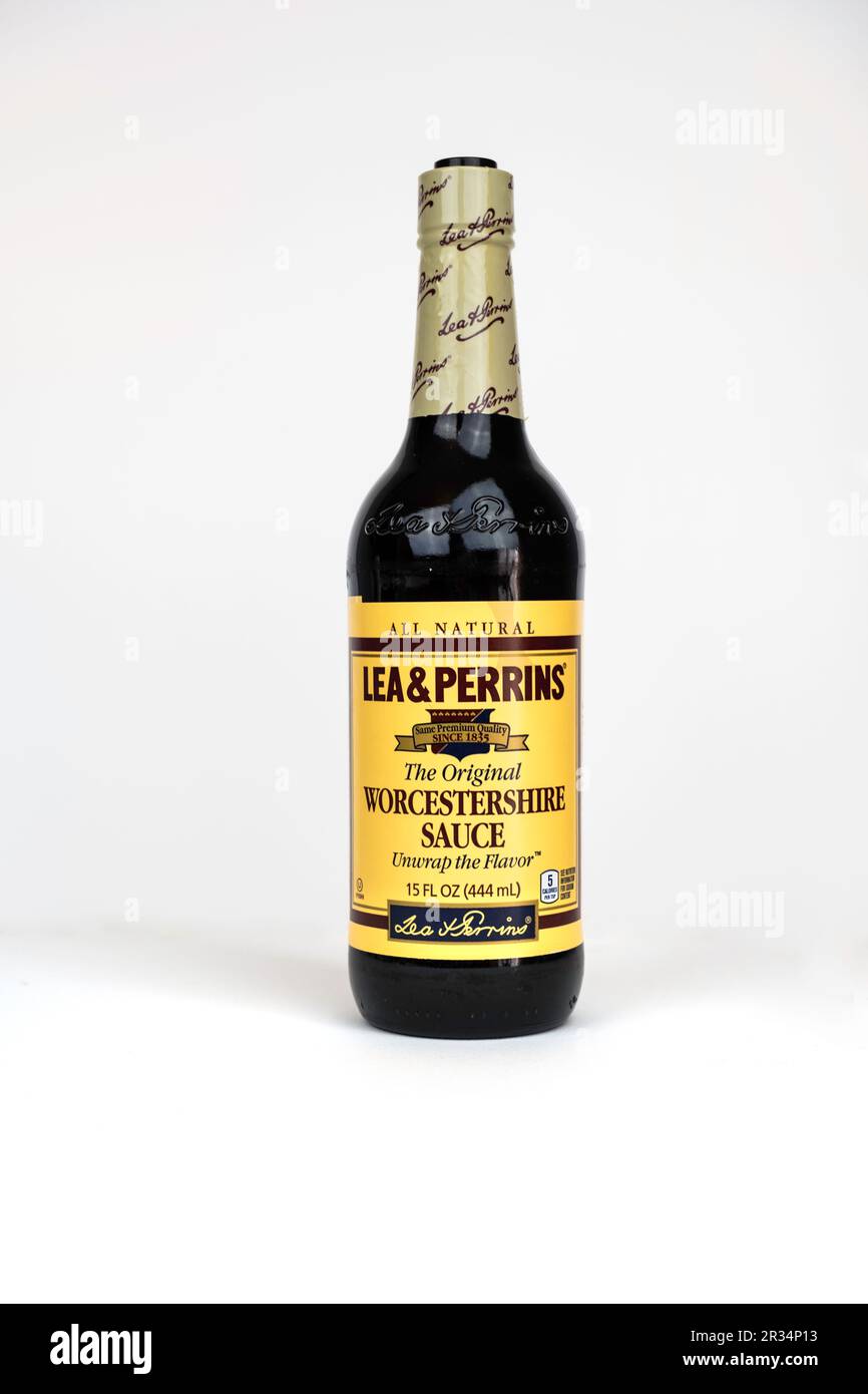 Salsa worcestershire in bottiglia con marchio Lea & Perrins su sfondo bianco, ritaglio. STATI UNITI. Foto Stock