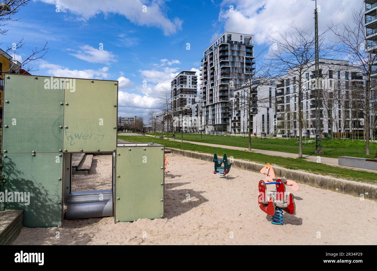 Moderno quartiere residenziale lungo Toulouser Allee, alti edifici con appartamenti e uffici, su ex siti ferroviari, stazione merci, industriale esta Foto Stock