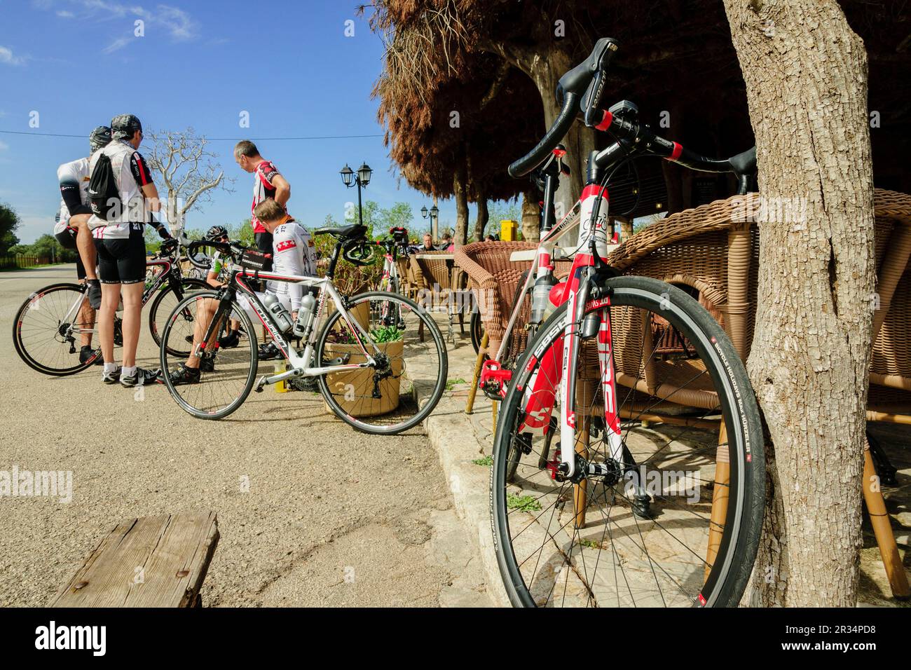 Ciclistas en el restaurante Cas Busso, carretera militar, Llucmajor, Mallorca, Islas Baleares, España, Europa. Foto Stock