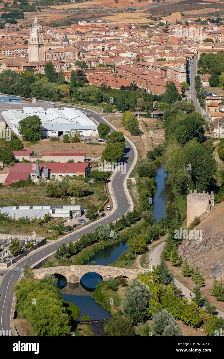 Puente romano sobre el Río Ucero y Torre del agua, Soria, Comunidad Autónoma de Castilla, Spagna, Europa. Foto Stock