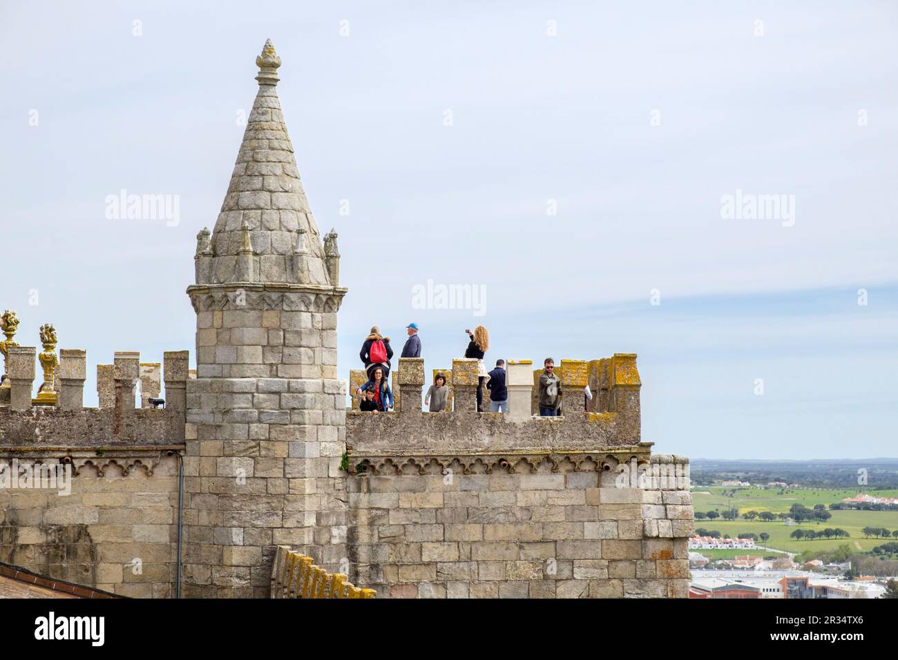 Turistas en la terraza superior, Catedral de Évora, Basílica Sé Catedral de Nossa Senhora da Assunção, Évora, Alentejo, Portogallo. Foto Stock