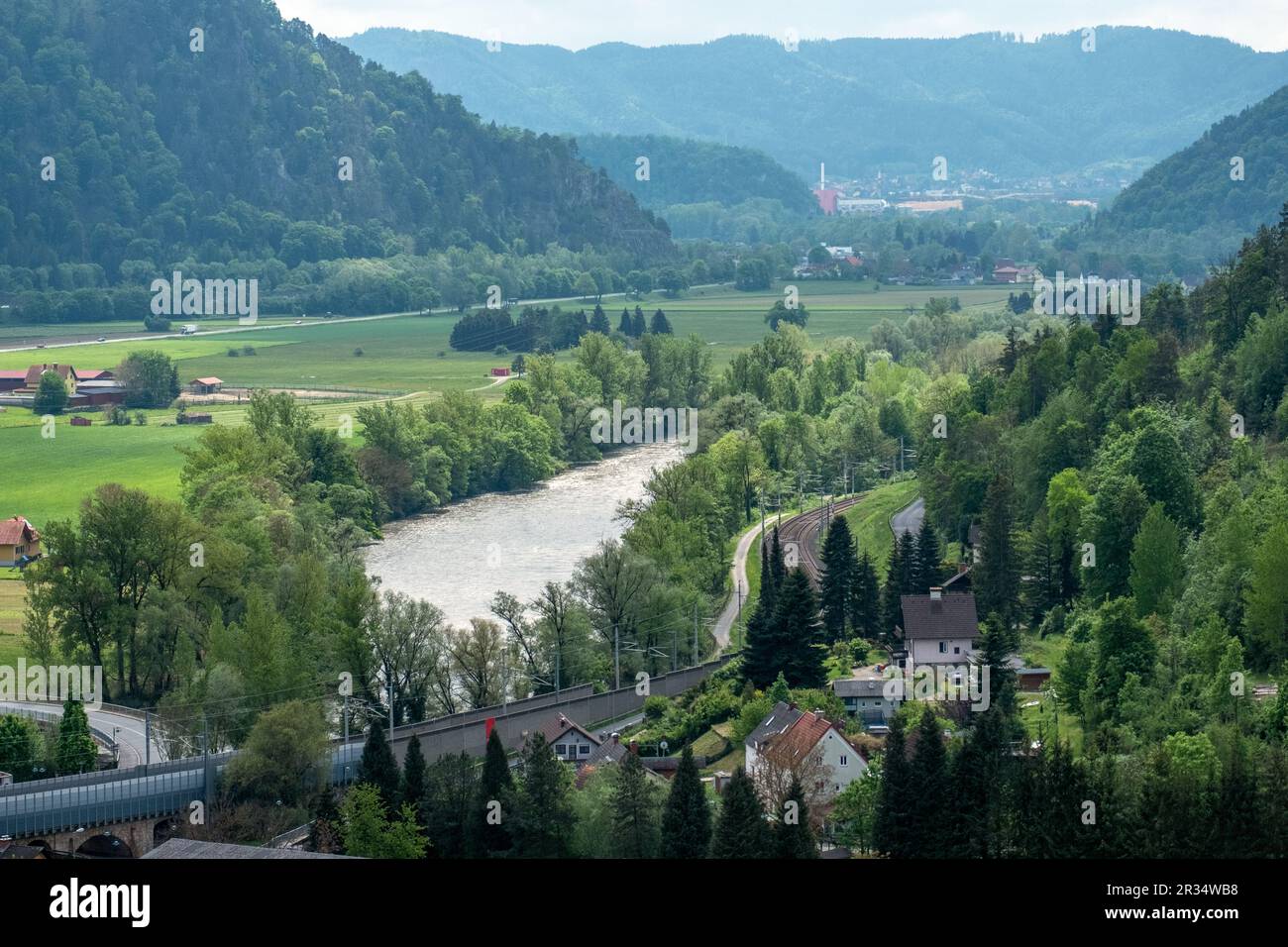 Kleinstübing mit Mur und Murradeweg Blickrichtung Gratkorn . Steiermark . Österreich Foto Stock