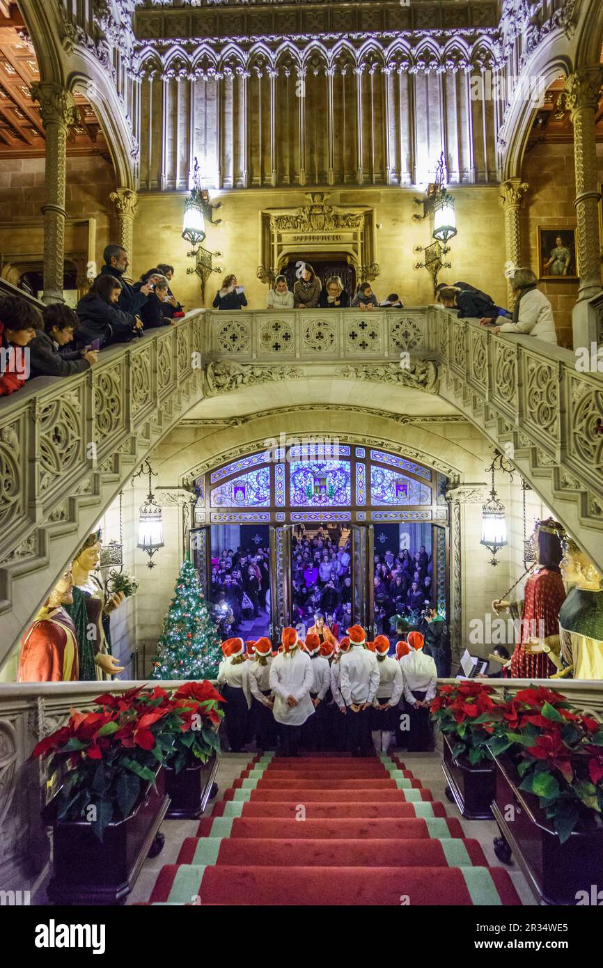 Canto de villancicos por el coro infantil del Teatre Principal de Palma, Palau Reial, edificio neogotico del siglo XIX, sede del Consell Insular de Mallorca - consejo insular de Mallorca, Palma,Mallorca, Islas Baleares, Spagna. Foto Stock