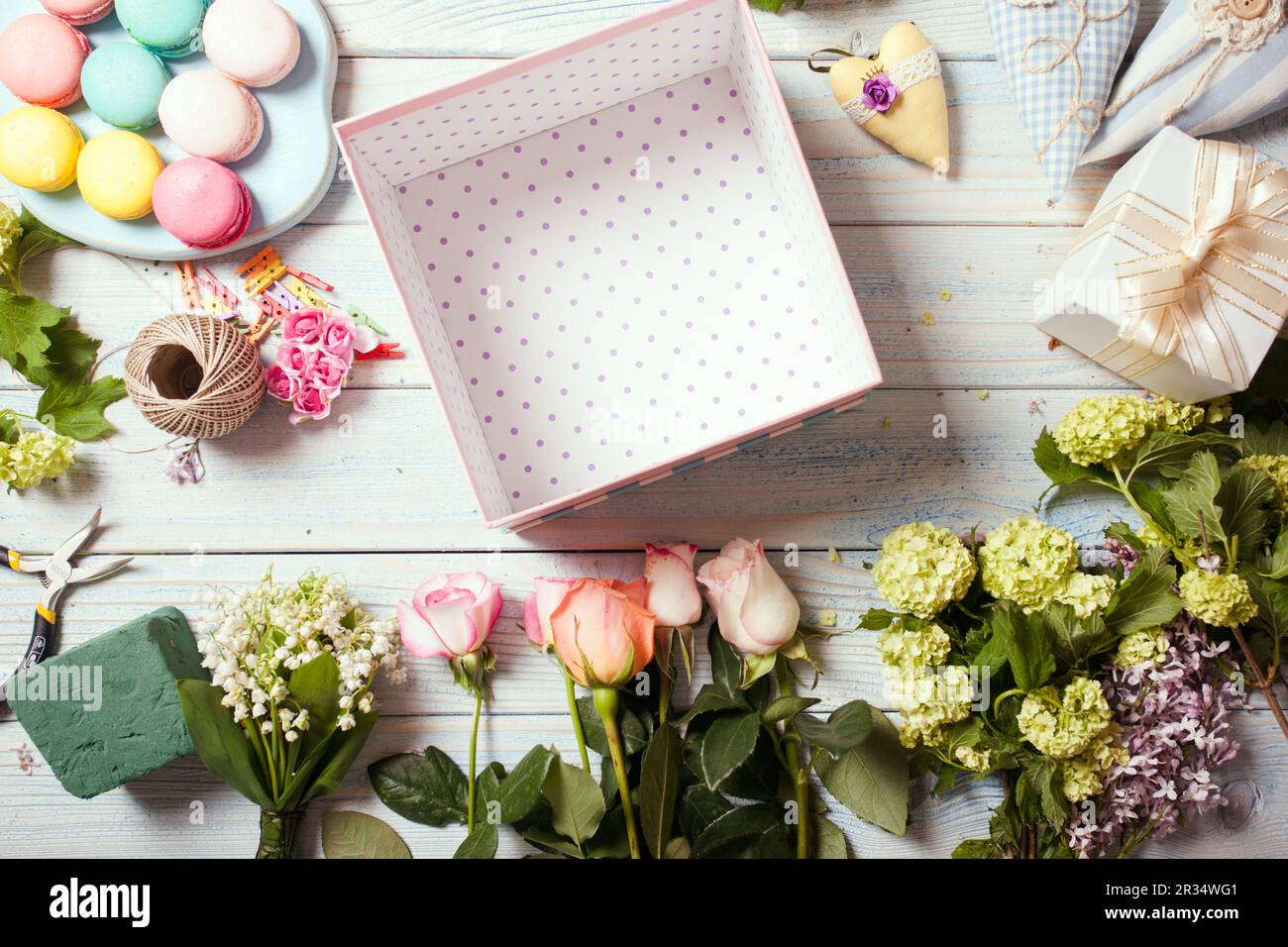Scatola con fiori e amaretti Foto Stock