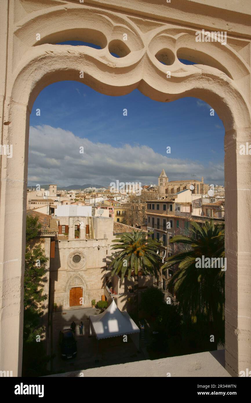 La Iglesia del Sagrat Cor desde la terraza de la lonja.La Llotja , siglo XV..Palma Mallorca.Islas Baleares. España. Foto Stock