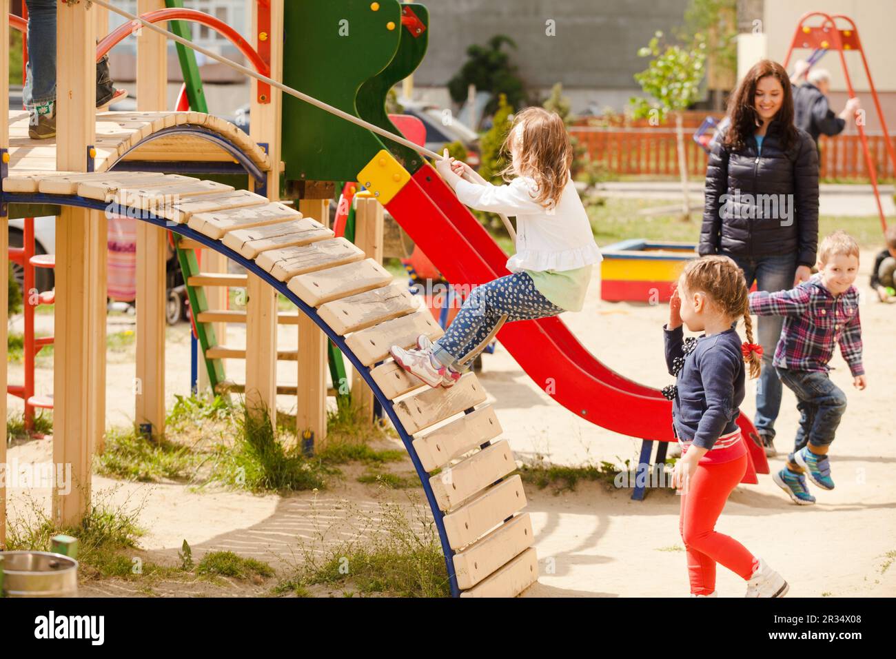 I bambini al parco giochi Foto stock - Alamy