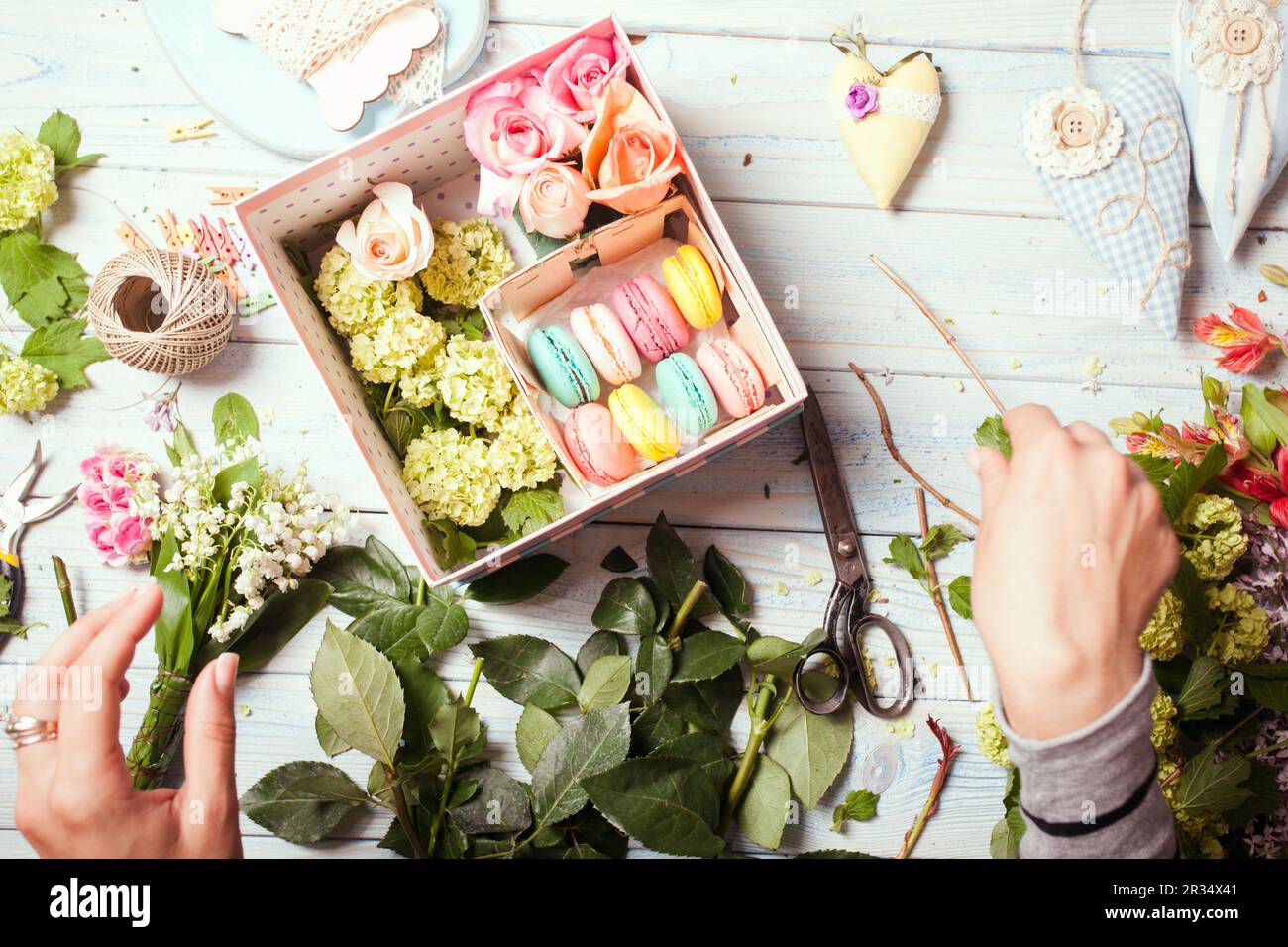 Scatola con fiori e amaretti Foto Stock