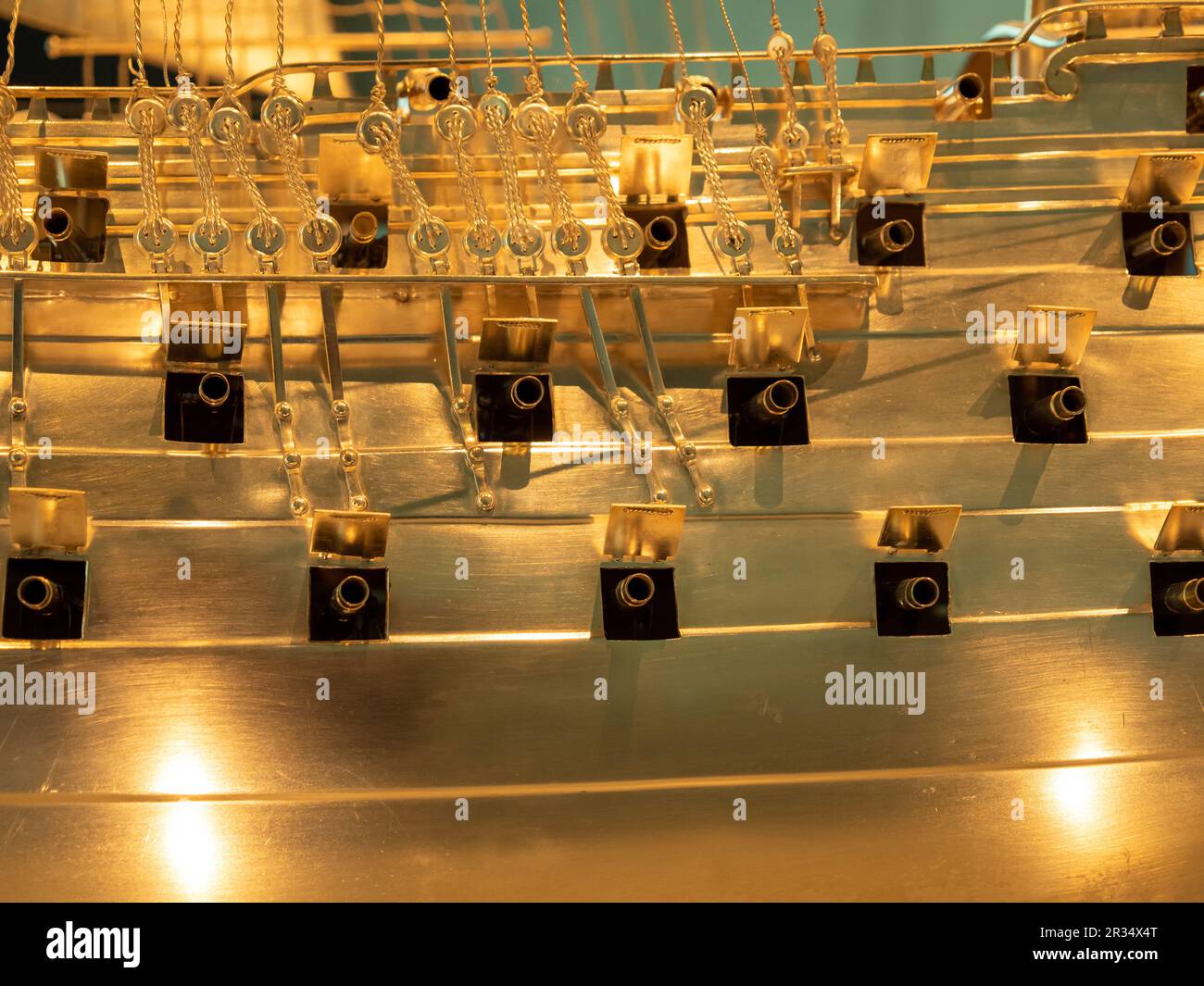 Modello di una vecchia nave con pistole di artiglieria. Vecchia nave militare. Foto Stock