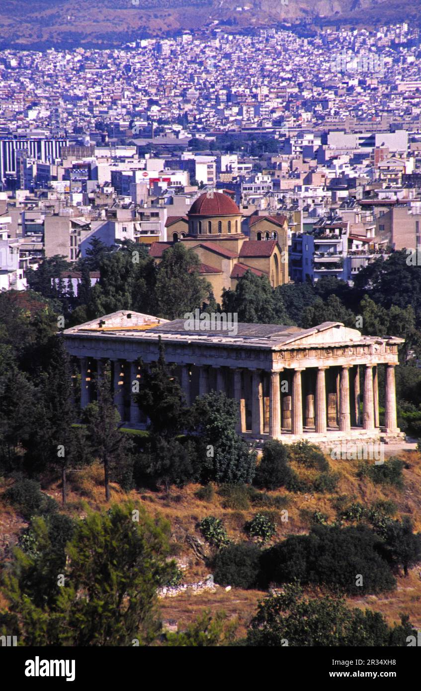 Templo de Hefesto(449a.c.) con la ciudad moderna al fondo. Acropólis. Atenas.Ática. Sterea Ellada.Grecia. Foto Stock