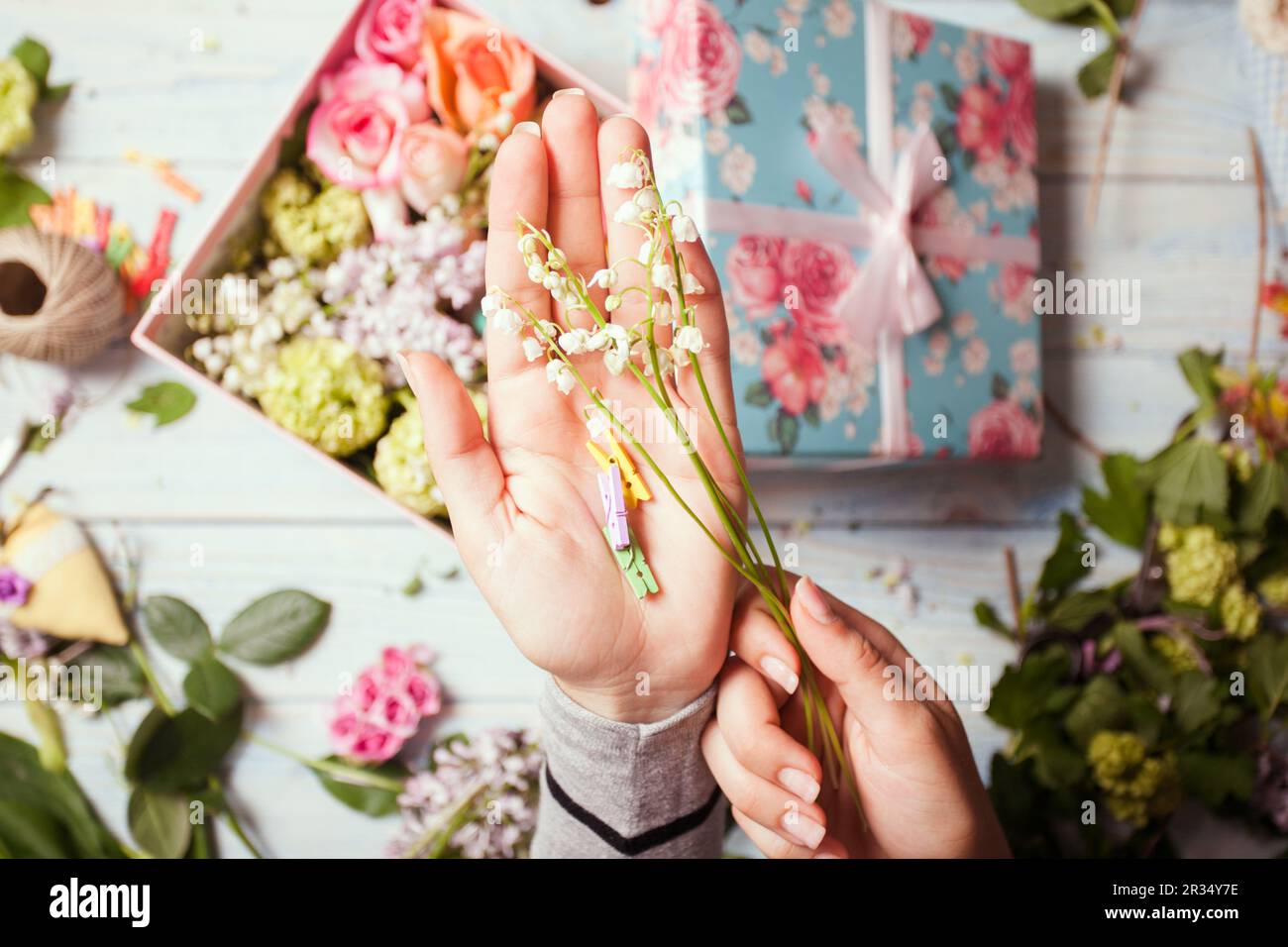 Scatola con fiori e amaretti Foto Stock
