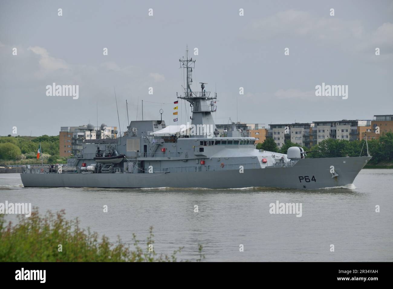 Irish Navy Samuel Beckett-classe nave di pattuglia offshore LÉ GEORGE BERNARD SHAW P64 si dirige lungo il Tamigi a Londra Foto Stock