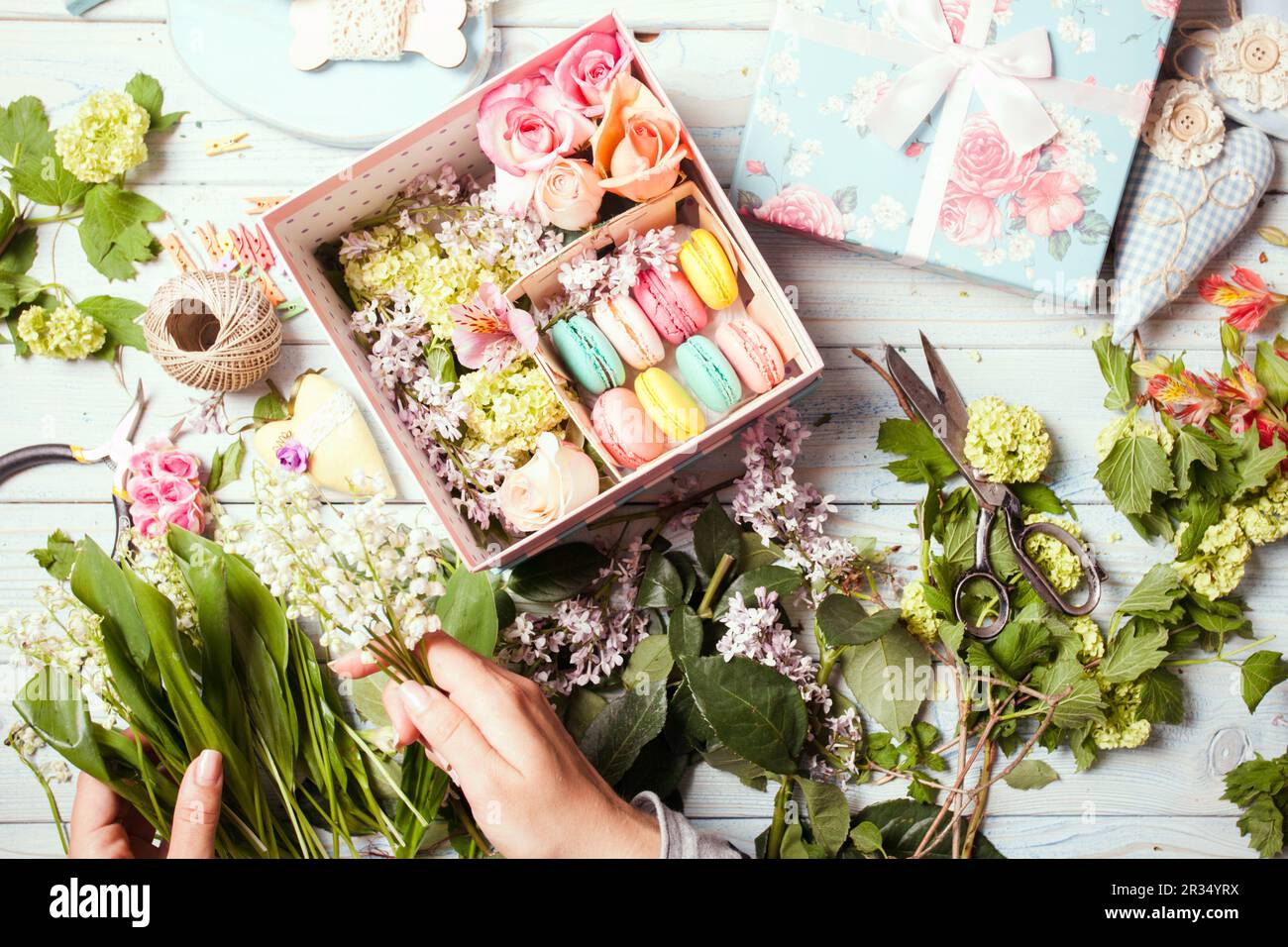 Scatola con fiori e amaretti Foto Stock