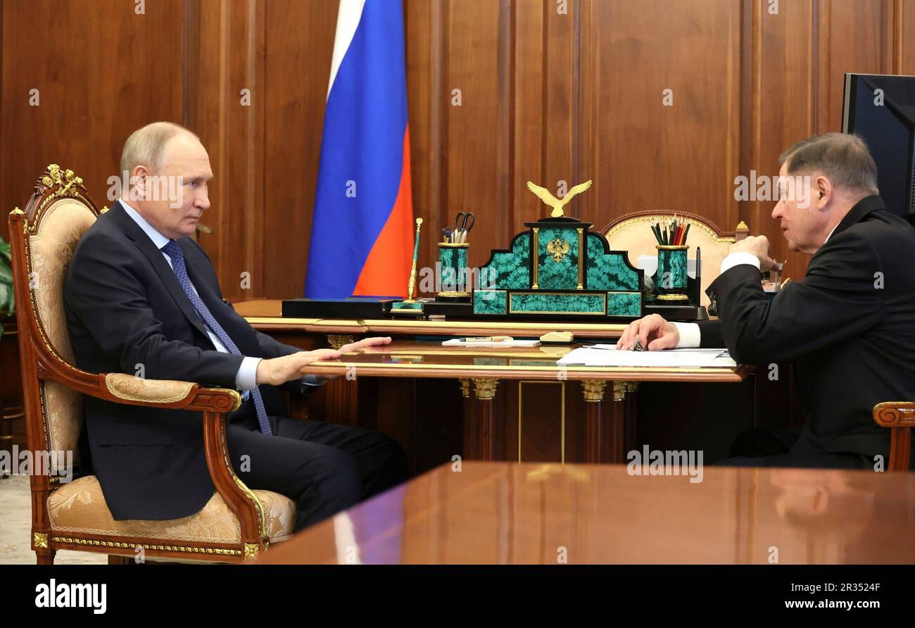 Mosca, Russia. 22nd maggio, 2023. Il presidente russo Vladimir Putin tiene un incontro faccia a faccia con il capo della Corte Suprema Vyacheslav Lebedev, a destra, al Cremlino, il 22 maggio 2023 a Mosca, Russia. Credit: Mikhail Klimentyev/Kremlin Pool/Alamy Live News Foto Stock