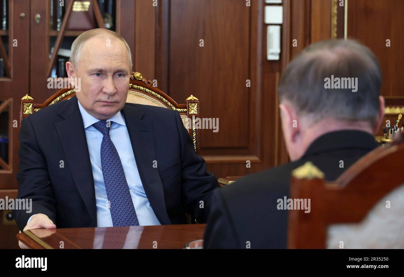 Mosca, Russia. 22nd maggio, 2023. Il presidente russo Vladimir Putin tiene un incontro faccia a faccia con il capo della Corte Suprema Vyacheslav Lebedev, a destra, al Cremlino, il 22 maggio 2023 a Mosca, Russia. Credit: Mikhail Klimentyev/Kremlin Pool/Alamy Live News Foto Stock