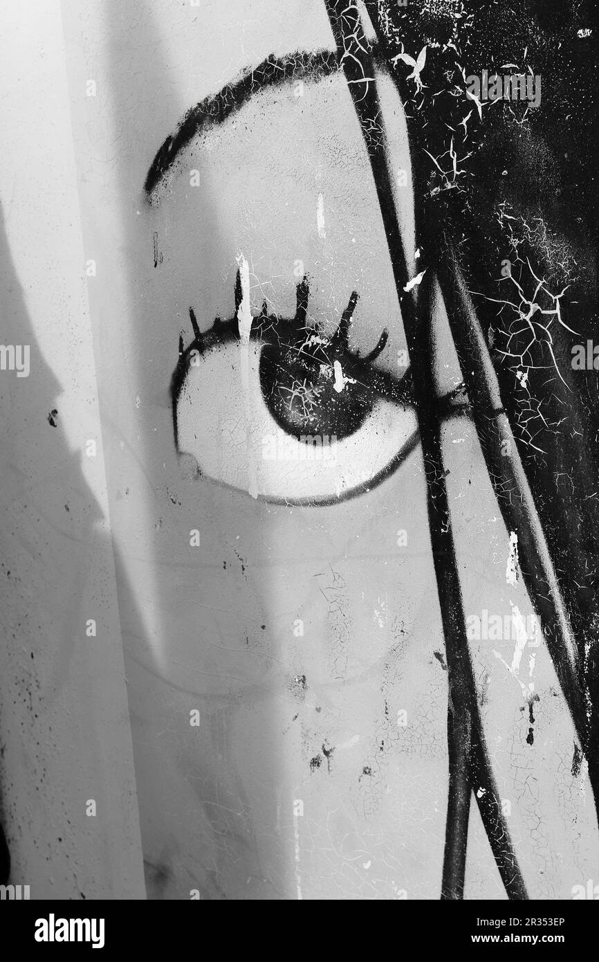 L'antica arte dei graffiti, decorata con colori vivaci e design intricati, mostra la creatività urbana e lascia un'impronta visiva nei dintorni. Foto Stock