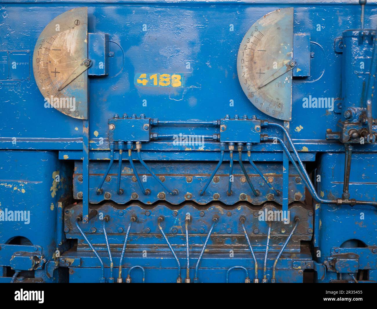 Premere il pulsante macchina in primo piano. Attrezzature specializzate. Tecnologia della lavorazione del metallo Foto Stock