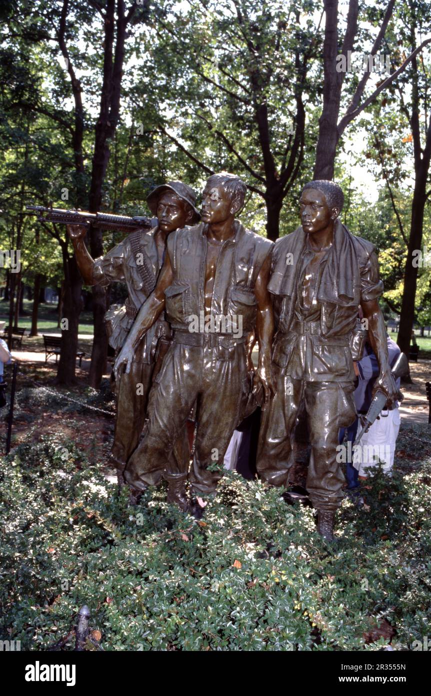 Il Vietnam Veterans Memorial, Washington, D.C. USA 9/2006. Il memoriale è composto da due pareti adiacenti. Ogni parete è lunga 246 piedi 9 pollici (75,21 m) ed è composta da 72 pannelli di granito nero che sono lucidati ad un'alta finitura. Settanta dei pannelli su ogni parete sono inscritti con i nomi degli uomini e delle donne che vengono onorati. Le pareti si rastremano da 8 pollici (200 mm) alto alle loro estremità a 10,1 piedi (3,1 m) alto all'apice dove si incontrano, i loro bordi inferiori che discendono sotto il livello della terra circostante mentre i loro bordi superiori rimangono a livello. Foto Stock