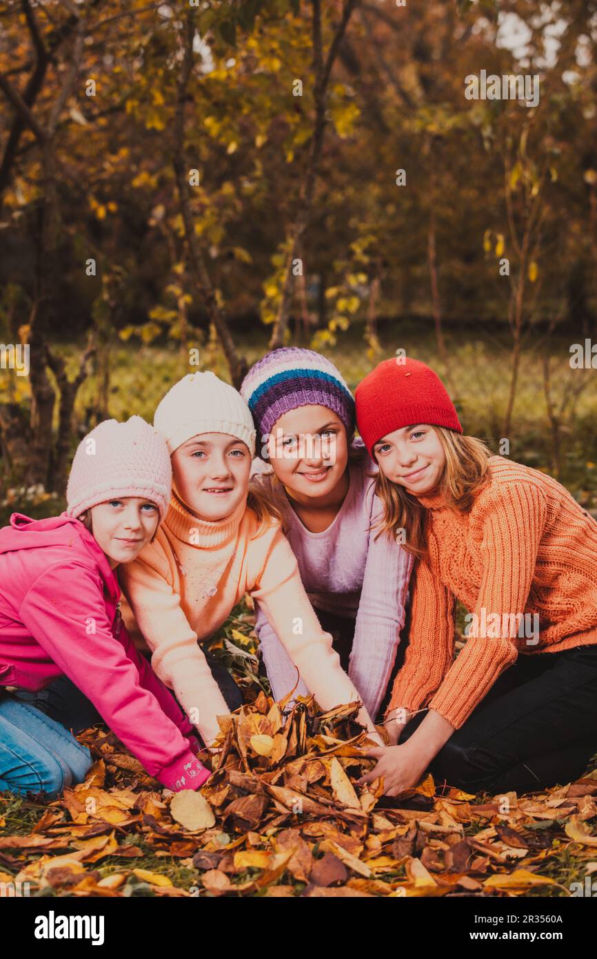 Le ragazze a giocare con foglie Foto Stock