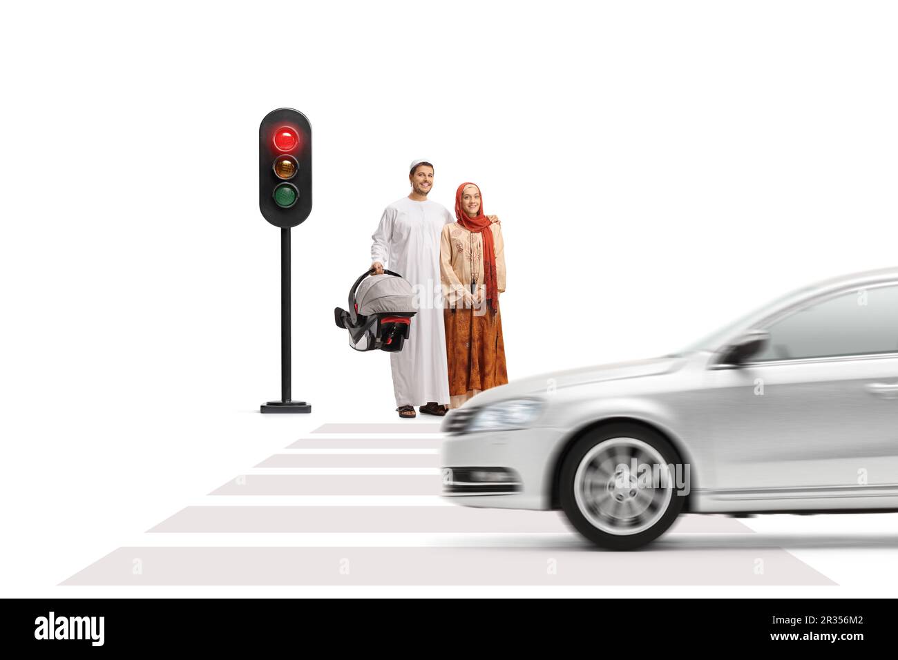 Uomo e donna in abiti etnici in possesso di un vettore di trasporto per bambini e in attesa al semaforo isolato su sfondo bianco Foto Stock