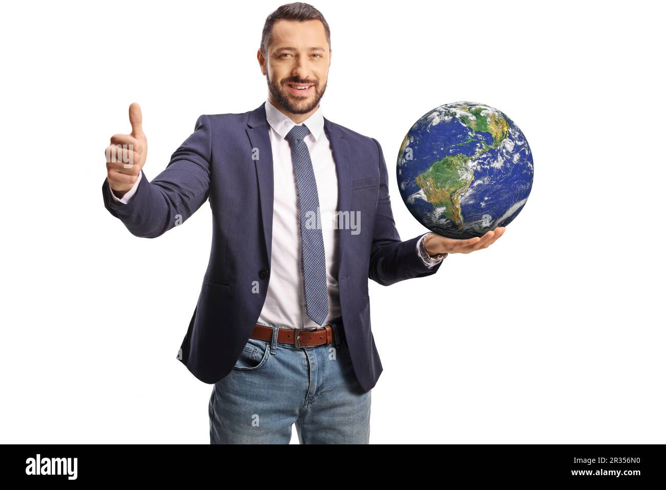Giovane uomo che tiene il pianeta terra sulla sua mano e gesturando pollici isolato su sfondo bianco Foto Stock