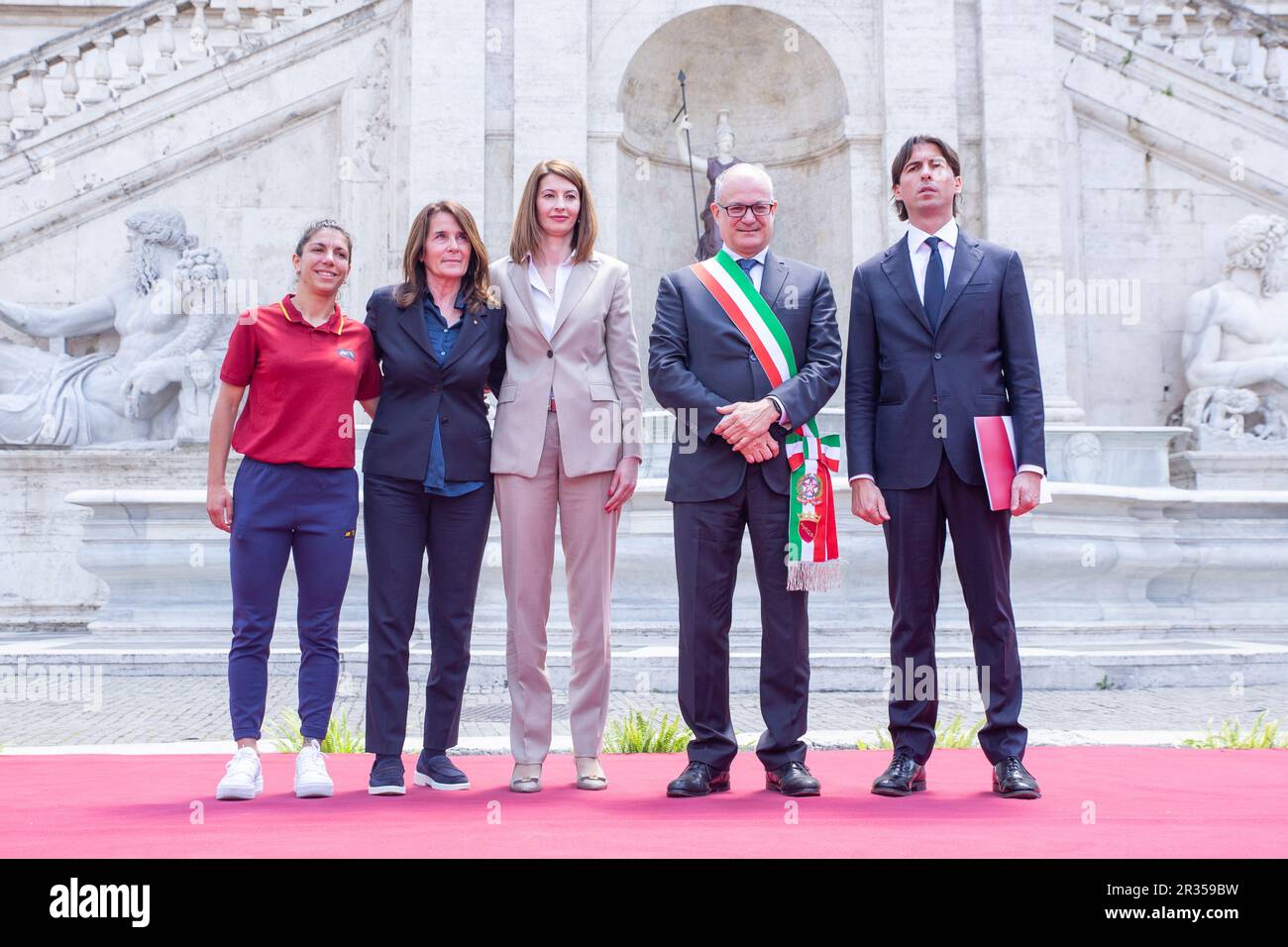 Roma, Italia. 22nd maggio, 2023. Sindaco di Roma Roberto Gualtieri, AMMINISTRATORE Delegato Roma Lina Souloukou, CAPITANO della squadra di calcio femminile Roma Elisa Bartoli, Consigliere per lo Sport del comune di Roma Alessandro Onorato e responsabile del settore femminile di AS Roma Betty Bavagnoli durante la cerimonia di premiazione in Piazza del Campidoglio a Roma (Credit Image: © Matteo Nardone/Pacific Press via ZUMA Press Wire) SOLO PER USO EDITORIALE! Non per USO commerciale! Foto Stock