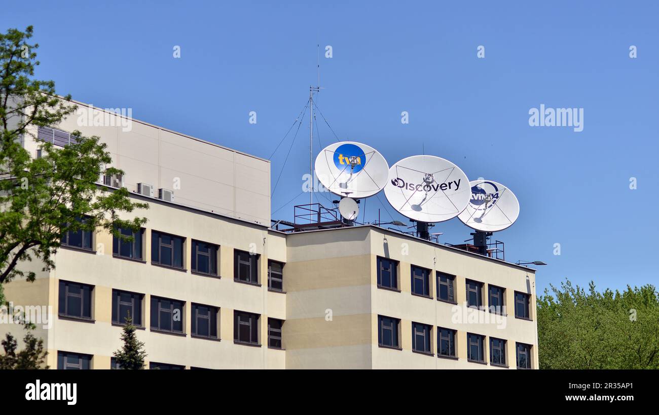 Varsavia, Polonia. 21 maggio 2021. Antenne satellitari sul tetto dell'edificio del TVN Warner Bros. Stazione Discovery tv. Foto Stock