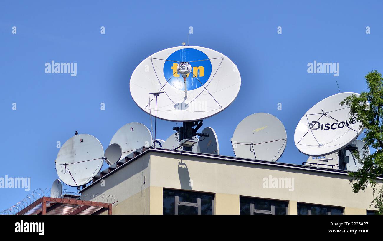 Varsavia, Polonia. 21 maggio 2021. Antenne satellitari sul tetto dell'edificio del TVN Warner Bros. Stazione Discovery tv. Foto Stock