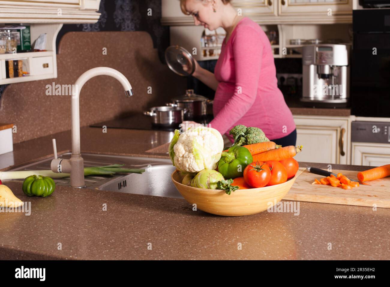 La donna incinta è in cottura Foto Stock