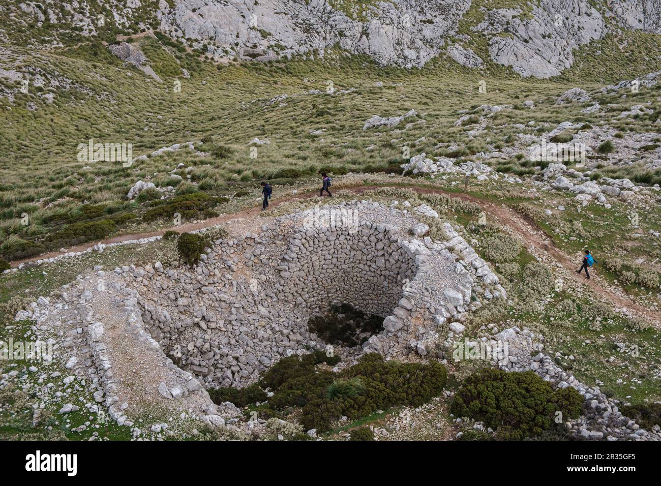 Cases de neu, deposito scavato alla fine del 17 ° secolo d.C. C., ai piedi del puig d'en Galileu, Escorca, Maiorca, Isole Baleari, Spagna. Foto Stock