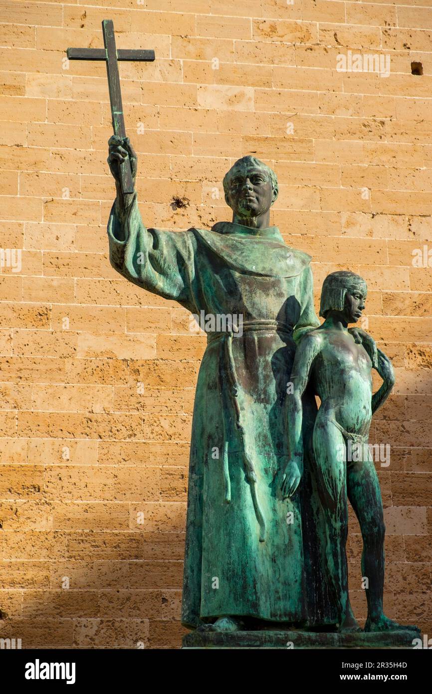 Junípero Serra alzando n.a. cruz cristiana mientras posa su mano en onu joven indigena,obra de Orazio de Eguía, Plaza de Sant Francesc, Palma , Maiorca, isole Baleari, Spagna. Foto Stock