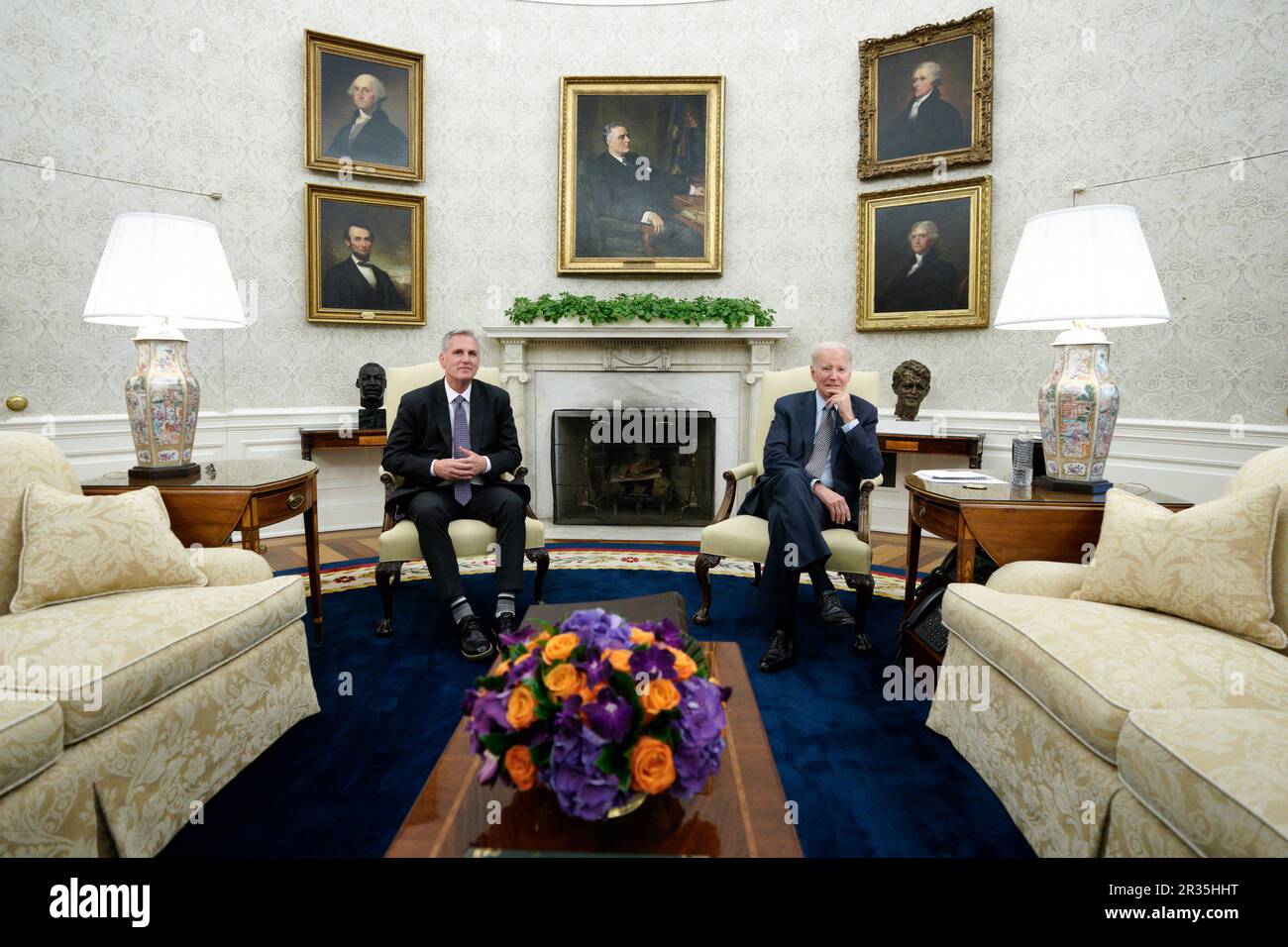 Washington, Stati Uniti. 22nd maggio, 2023. STATI UNITI Il Presidente Joe Biden incontra il relatore della Camera Kevin McCarthy nell'Ufficio ovale della Casa Bianca a Washington, DC lunedì 22 maggio 2023. Sia Biden che McCarthy sperano di risolvere le loro differenze riguardo al deficit di bilancio. Foto di Yuri Gripas/UPI Credit: UPI/Alamy Live News Foto Stock