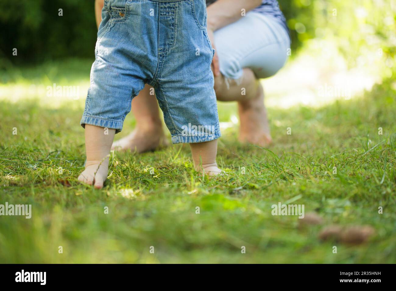 Primi passi per il bambino immagine stock. Immagine di sfondo - 172351337