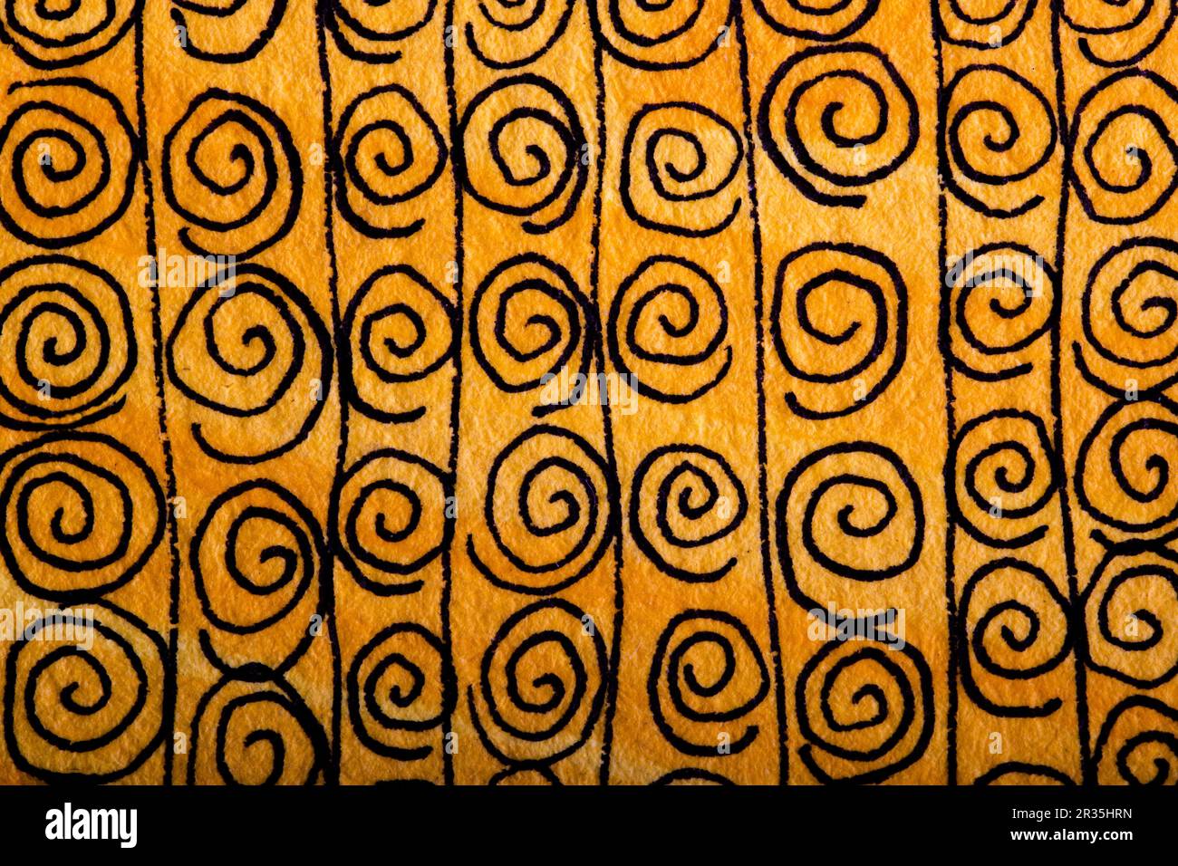 Motivo senza cuciture con spirali gialle. Spirali nere e linee verticali sul giallo. e linee verticali sul giallo. Foto Stock