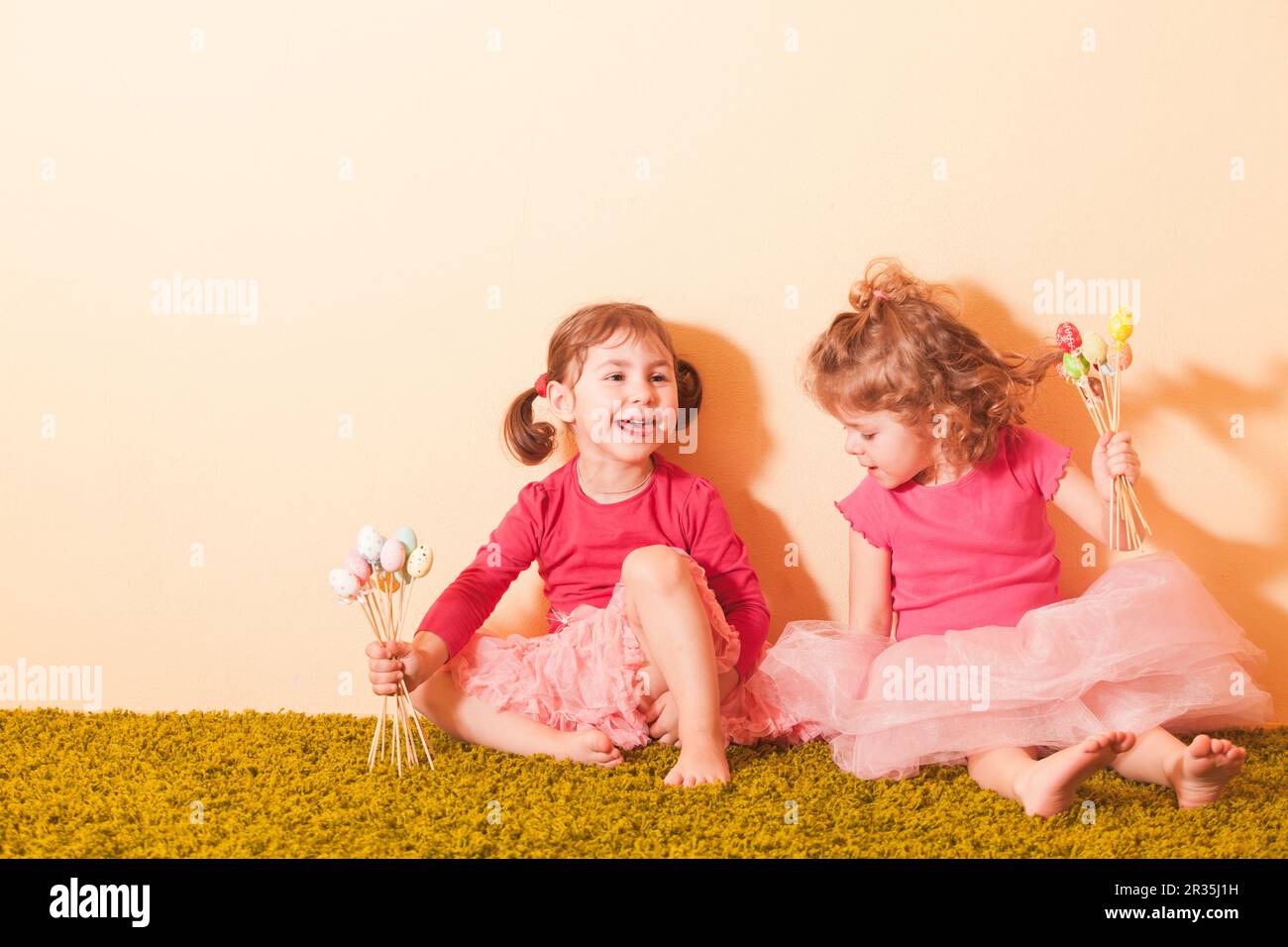 Ragazze su un uovo di Pasqua Caccia Foto Stock