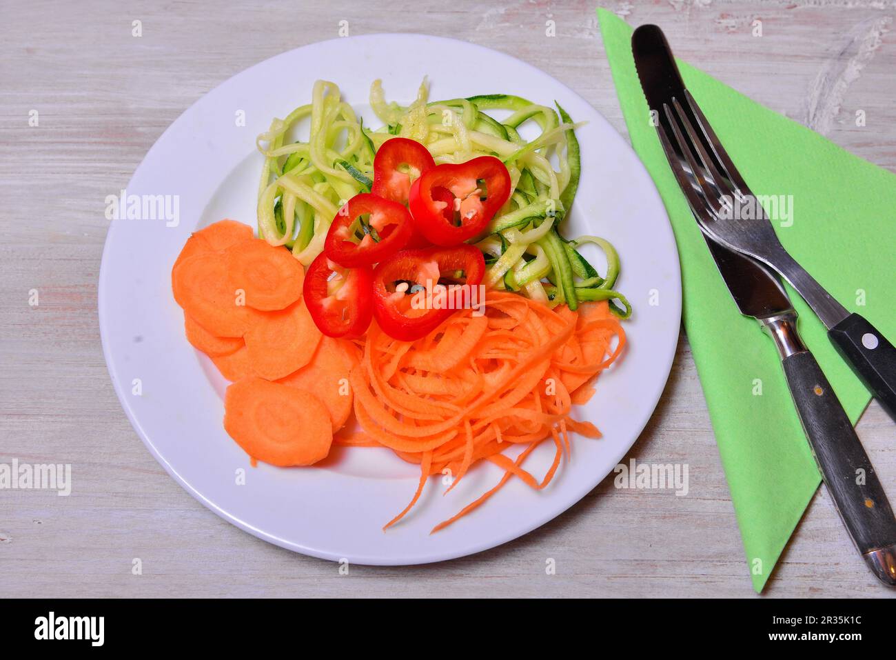Spaghetti di verdure zucchine lowcarb su un piatto Foto Stock