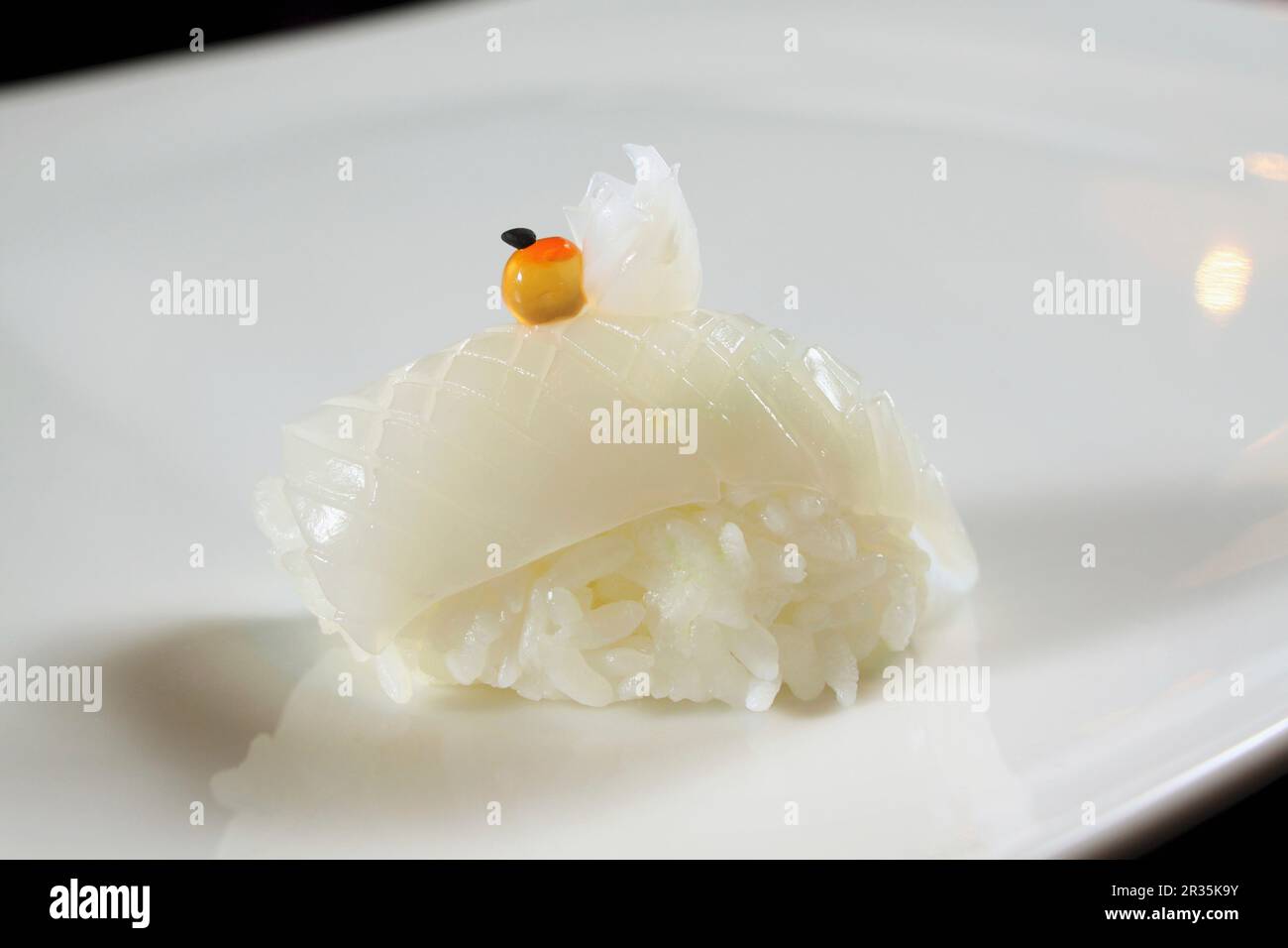Un sushi ika: Nigiri sushi con calamari Foto Stock