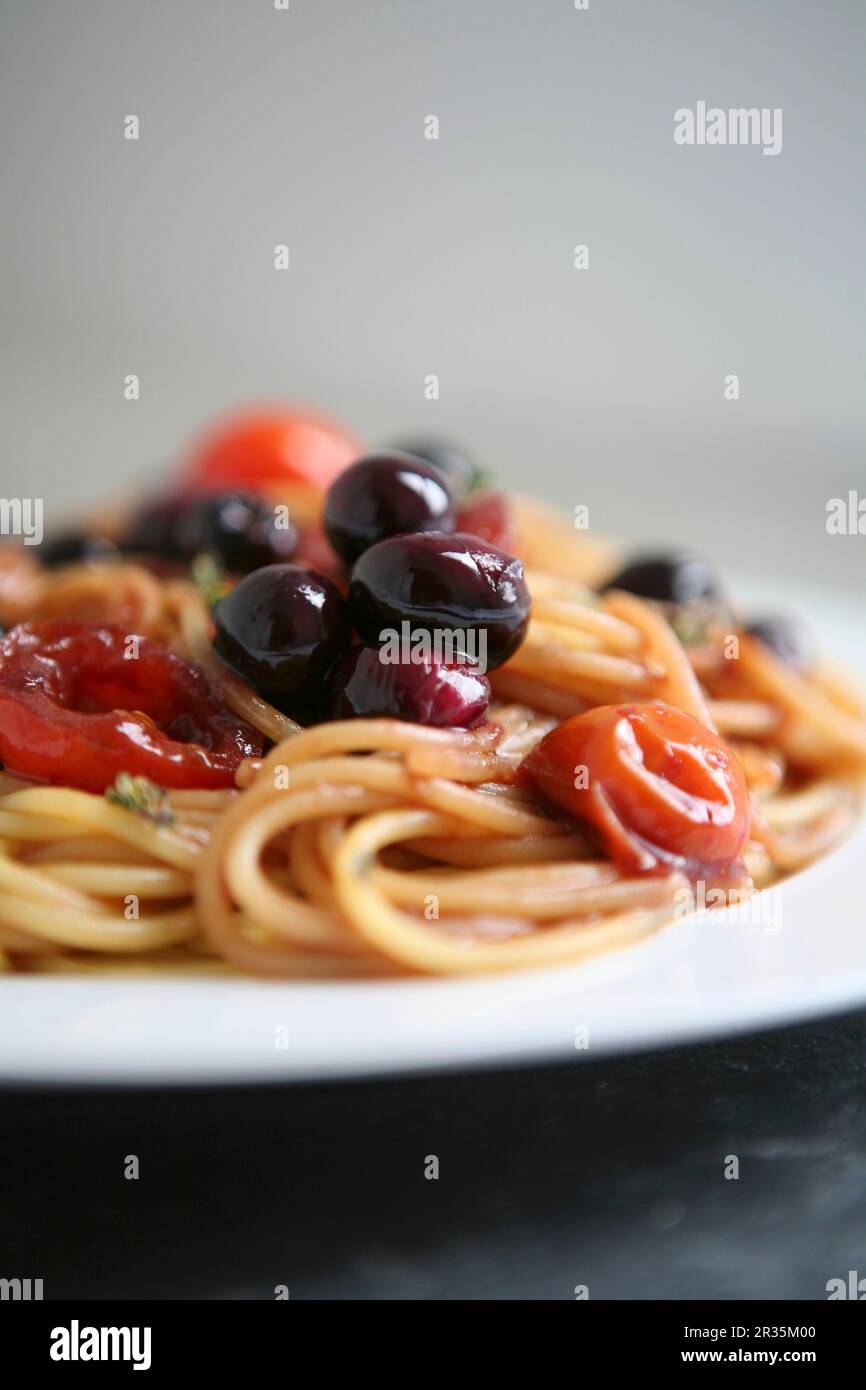 Spaghetti con frutta estiva al vapore Foto Stock